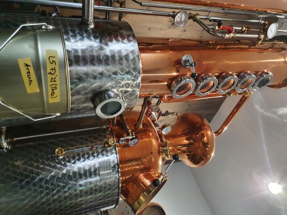 Nahaufnahme einer Destillationsanlage. 