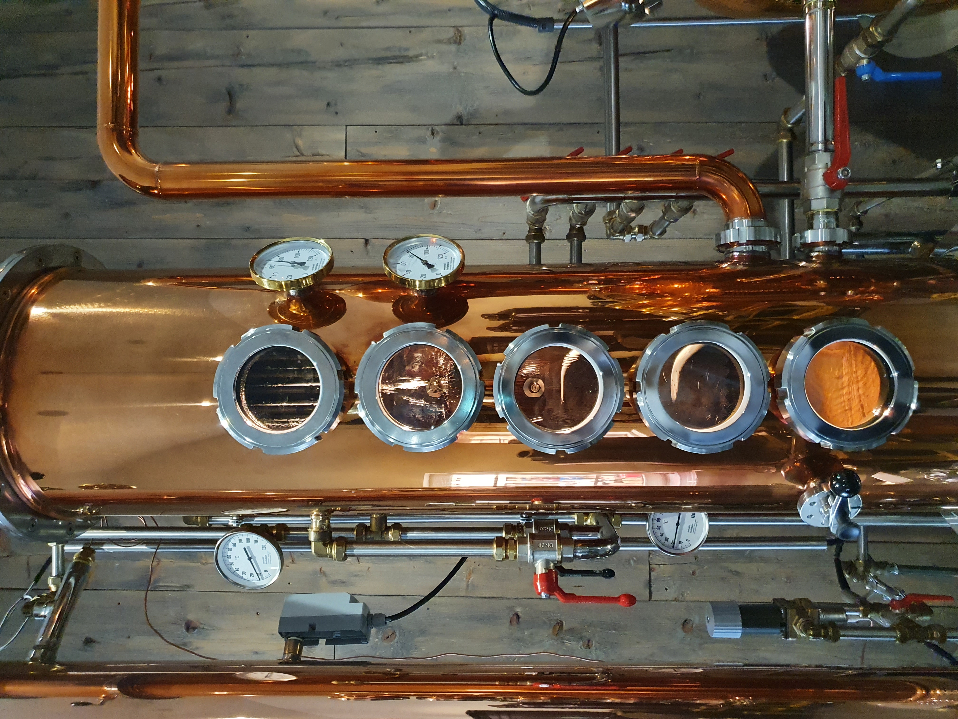 Nahaufnahme einer Destillationsanlage. 