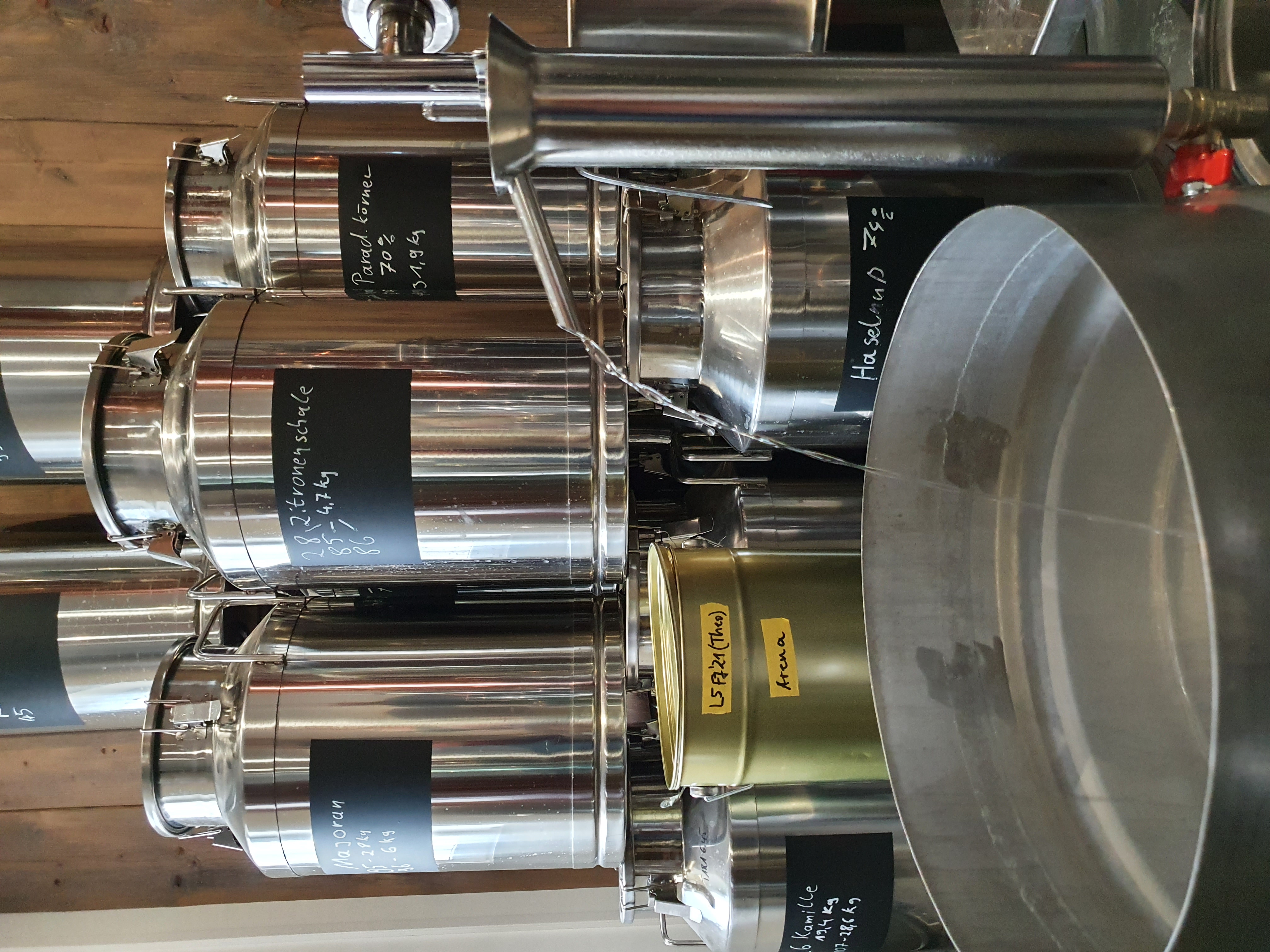 Nahaufnahme in eine Destillationsanlage. 