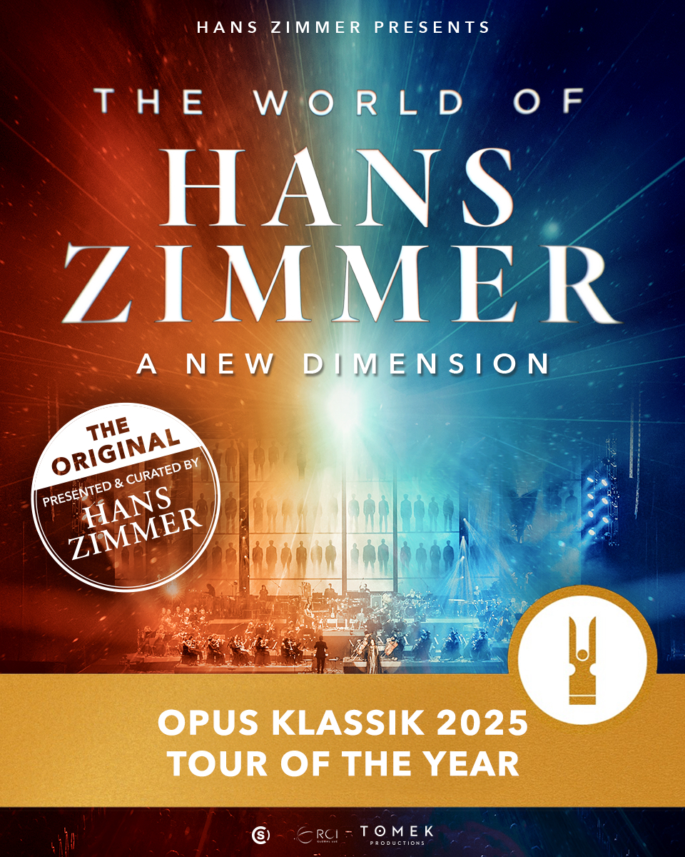 Eine Grafik der Hans Zimmer-Show in rot und blau gehalten. Im Hintergrund ist ein Orchester zu sehen. 