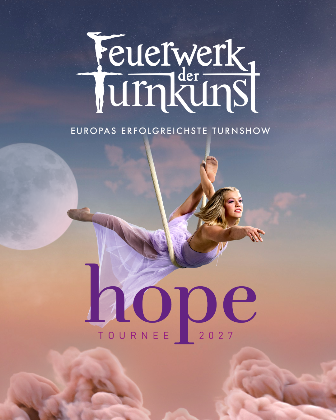 Eine Turnerin liegt mit der Hüfte in einem dicken Seil. Sie streckt ein Bein nach hinten und einen Arm nach vorne aus. Mit der anderen Hand hält sie ihren linken Fuß fest. Sie trägt ein fliederfarbenes Kostüm. Unter ihr ist eine rosafarben anmutende Wolke. Auf der Grafik steht: Feuerwerk der Turnkunst. Europas Erfolgreichste Turnshow. Hope. Tournee 2027.